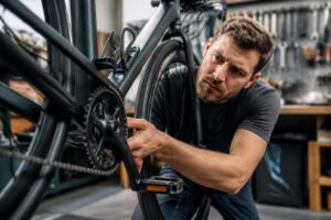 Mehr über den Artikel erfahren Fahrrad knackt beim Treten – Ursachen finden und Geräusche richtig beheben